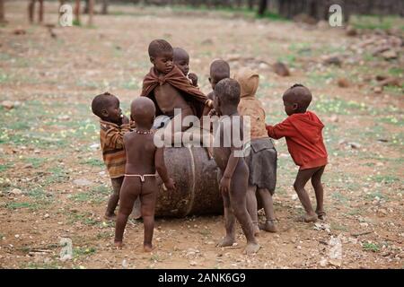 Himbas bambini che giocano, Kaokoland, Namibia Foto Stock