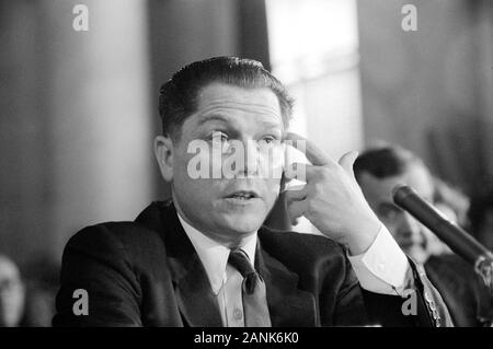 Jimmy Hoffa in prova al Senato il racket Trial, WASHINGTON, STATI UNITI D'AMERICA, fotografia di Warren K. Leffler, 20 agosto 1957 Foto Stock