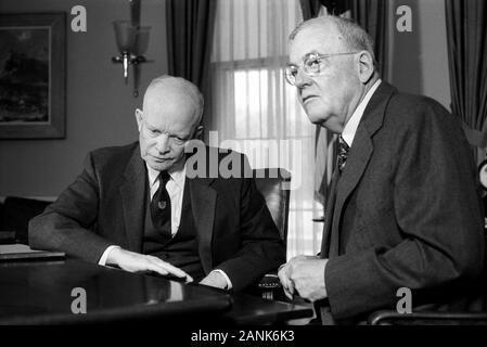 Stati Uniti Presidente Dwight D. Eisenhower con U.S. Il segretario di Stato John Foster Dulles (a destra) nell'Ufficio Ovale, alla Casa Bianca di Washington, D.C., USA, fotografia di Marion S. Trikosko, Dicembre 11, 1957 Foto Stock