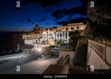 L'antica città di Santa Cesarea Terme durante l'ora blu, nel Salento Lecce Italia, con la sua architettura araba palas Foto Stock