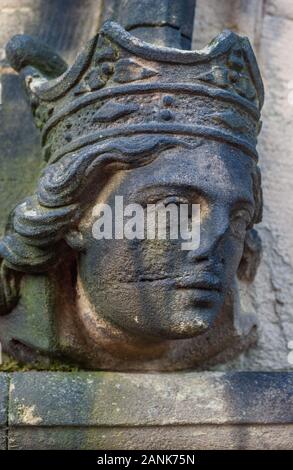 Danneggiato santi testa in pietra sulla Chiesa in Inghilterra a Oswestry Foto Stock