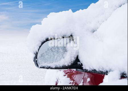 Specchio auto coperto con neve dopo la nevicata Foto Stock