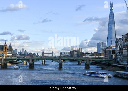 Vista sul Tamigi, Londra, con lo Shard e il Southwark Bridge, in inverno. Foto Stock