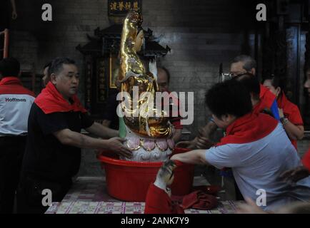 Jakarta, Indonesia. Xvii gen, 2020. I residenti di discendenza cinese bagnarsi statue o immagini di dei e dee e ripulire la preghiera varie apparecchiature al Amurva Bhumi tempio, area Kasablanka di Giacarta, a gennaio, 17, 2020. La tradizione che si effettua ogni anno prima del nuovo anno cinese è creduto per aggiungere alla solenne celebrazione e processione liscia di preghiere eseguita da cittadini cinesi. Credito: Dasril Roszandi/ZUMA filo/ZUMAPRESS.com/Alamy Live News Foto Stock