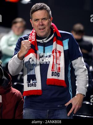 Una ventola di Middlesbrough mostra il suo sostegno nelle gabbie in anticipo del cielo scommessa match del campionato a Craven Cottage, Londra. Foto Stock