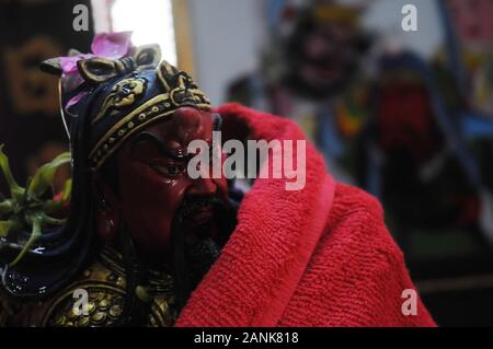 Jakarta, Indonesia. Xvii gen, 2020. I residenti di discendenza cinese bagnarsi statue o immagini di dei e dee e ripulire la preghiera varie apparecchiature al Amurva Bhumi tempio, area Kasablanka di Giacarta, a gennaio, 17, 2020. La tradizione che si effettua ogni anno prima del nuovo anno cinese è creduto per aggiungere alla solenne celebrazione e processione liscia di preghiere eseguita da cittadini cinesi. Credito: Dasril Roszandi/ZUMA filo/ZUMAPRESS.com/Alamy Live News Foto Stock