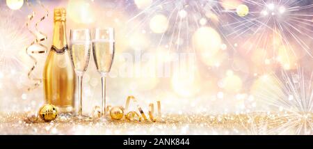 Celebrazione Del Nuovo Anno Con Champagne E Fuochi D'Artificio Golden Abstract Background Foto Stock