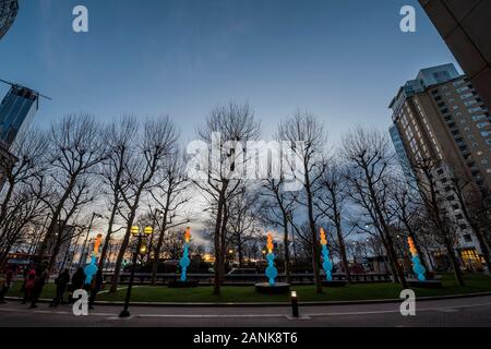 Canary Wharf, Londra, Regno Unito. 17 gen 2020. Shish-ka-boa da Angus Muir Design - Luci invernali ritorna per un sesto anno a Canary Wharf con oltre 25 impianti. Esso vetrine luce arte e installazioni interattive da alcuni dei più innovativi artisti di tutto il mondo lavorano in luce arte oggi. Credito: Guy Bell/Alamy Live News Foto Stock