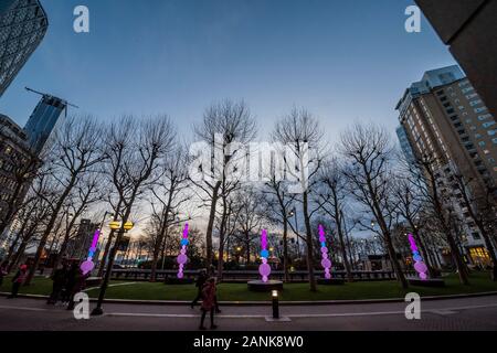 Canary Wharf, Londra, Regno Unito. 17 gen 2020. Shish-ka-boa da Angus Muir Design - Luci invernali ritorna per un sesto anno a Canary Wharf con oltre 25 impianti. Esso vetrine luce arte e installazioni interattive da alcuni dei più innovativi artisti di tutto il mondo lavorano in luce arte oggi. Credito: Guy Bell/Alamy Live News Foto Stock