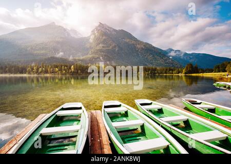 Famoso lago Hintersee con del molo in legno a giornata di sole. Pittoresca scena. Posizione resort Ramsau, parco nazionale Berchtesgadener Land, Bavar superiore Foto Stock