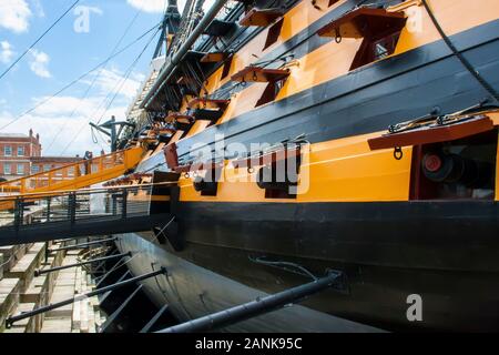 9 giugno 2015 il lato a tribordo dell'antica nave a vela HMS Victory con pista listoni. Famoso per il Lord Nelson la vittoria a Trafalgar l antica shi Foto Stock