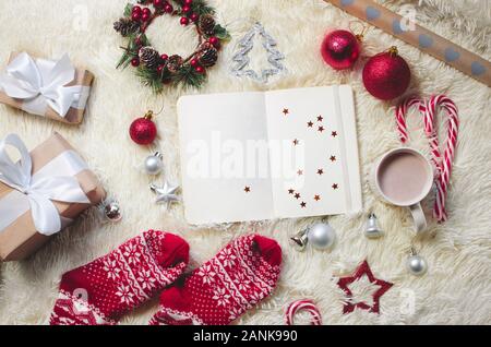 Vista superiore della carta nota per il nuovo anno gli obiettivi e elenco risoluzioni con decorazioni di Natale. Flatlay. Sogni e obiettivi per la creazione di Foto Stock