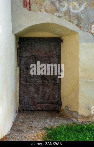 Ingresso laterale alla Chiesa Parrocchiale di San Pietro in Tirol. Foto Stock