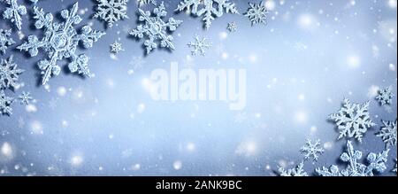 White Snowflakes Su Snowy background rendering 3d Foto Stock