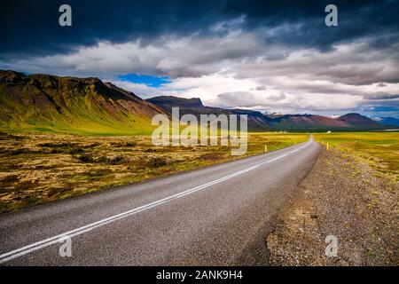 Svuotare strada lungo la costa. Tipico paesaggio islandese. Giorno drammatico e pittoresca scena. Ubicazione Posto isola Islanda, l'Europa. Attivo in uscita Foto Stock