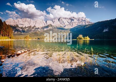 Il famoso lago Eibsee la migliore avventura destinazioni di vacanza. Splendida giornata stupenda scena. Posizione resort Garmisch-Partenkirchen alp bavarese Foto Stock