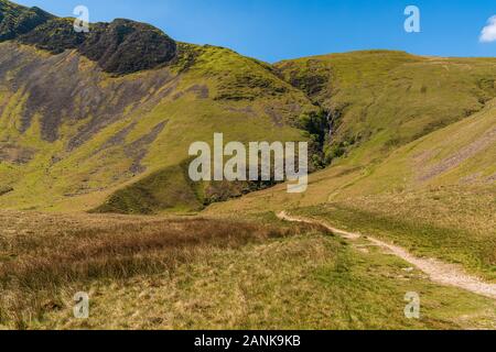 Un sentiero nella Howgill Fells con beccuccio Cautley in background, vicino a bassa Haygarth, Cumbria, England, Regno Unito Foto Stock