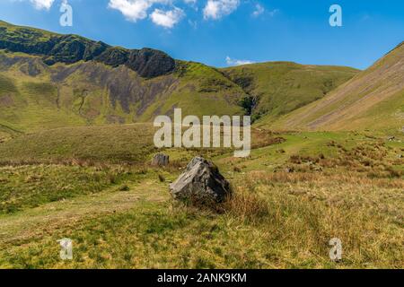 Yorkshire Dales paesaggio con la Howgill Fells e Cautley beccuccio in background, vicino a bassa Haygarth, Cumbria, England, Regno Unito Foto Stock
