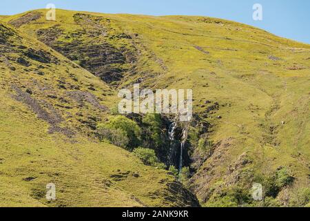 Tubo di lancio Cautley la cascata nel Howgill Fells vicino a bassa Haygarth, Yorkshire Dales National Park, Cumbria, England, Regno Unito Foto Stock