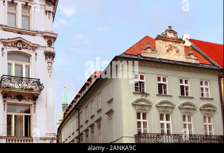 Palazzo Palugyayov sinistra e la guglia di San Martino cattedrale nel centro di Bratislava, Slovacchia Foto Stock