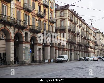 Torino, ITALIA - CIRCA NOVEMBRE 2019: Via Cernaia Foto Stock