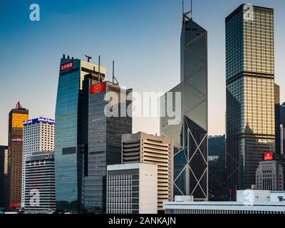Grattacieli di Hong Kong - Il Moderno grattacielo Skyscraper torreggia sul lungomare dell'isola di Hong Kong, Hong Kong China. Bank of China Buildings & Cheung Kong Centre. Foto Stock