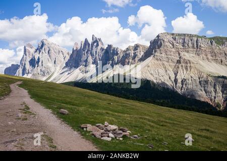 Vista verso il Seceda e il Sass Rigais da Resciesa / Ciampanil de Cuecnes, vicino a Ortisei, nelle Dolomiti, Alto Adige, Italia. Foto Stock