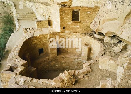 Kiva, una rotonda camera cerimoniale in scogliera rovine del palazzo, Mesa Verde National Park, Colorad, Stati Uniti Foto Stock