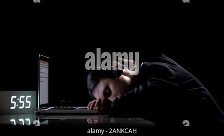 Esaurito lady lavoratore di ufficio di dormire sul laptop, la sofferenza del carico di lavoro esteso Foto Stock
