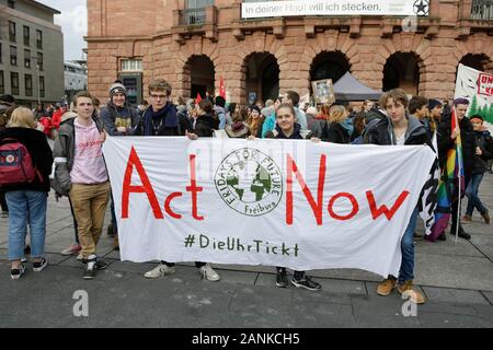 Mainz, Germania. Il 17 gennaio 2020. Protester trasportare un banner che recita "agire adesso". Oltre 9 mila giovani hanno marciato attraverso Mainz in una protesta contro il cambiamento climatico e per l' introduzione di misure contro di essa. La protesta è stata il centro di protesta della Germania sciopero del clima su 1 anno di anniversario del venerdì per le future proteste in Germania.Mainz, Germania. Il 17 gennaio 2020. Foto Stock