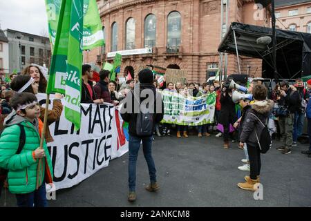 Mainz, Germania. Il 17 gennaio 2020. I manifestanti gridare slogan durante il mese di marzo. Oltre 9 mila giovani hanno marciato attraverso Mainz in una protesta contro il cambiamento climatico e per l' introduzione di misure contro di essa. La protesta è stata il centro di protesta della Germania sciopero del clima su 1 anno di anniversario del venerdì per le future proteste in Germania.Mainz, Germania. Il 17 gennaio 2020. Foto Stock