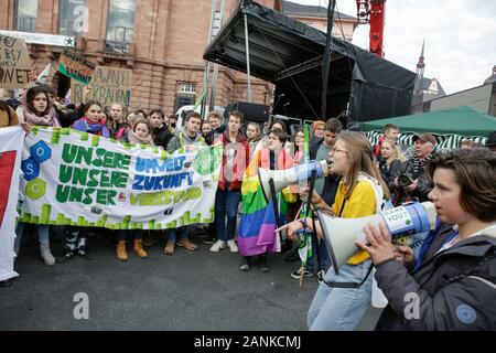 Mainz, Germania. Il 17 gennaio 2020. I manifestanti gridare slogan durante il mese di marzo. Oltre 9 mila giovani hanno marciato attraverso Mainz in una protesta contro il cambiamento climatico e per l' introduzione di misure contro di essa. La protesta è stata il centro di protesta della Germania sciopero del clima su 1 anno di anniversario del venerdì per le future proteste in Germania.Mainz, Germania. Il 17 gennaio 2020. Foto Stock
