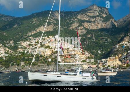 Sailing yacht al di ancoraggio nella baia di Positano. Amalfo costa, Italia. Foto Stock