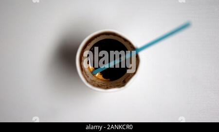 Carta monouso tazza da caffè con paglia in piedi su sfondo bianco il riciclaggio Foto Stock