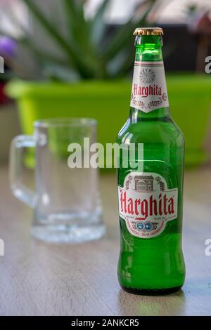 TIMISOARA, Romania - Ottobre 04, 2019: Harghita bottiglia di birra e una pinta di birra su di un tavolo di legno. Fatto in Romania Foto Stock