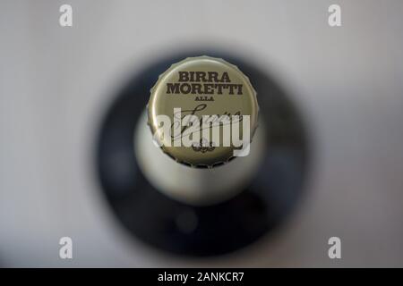 TIMISOARA, Romania - Ottobre 04, 2019: Close-up su una Birra Moretti alla Toscana birra tappo di bottiglia. Made in Italy Foto Stock