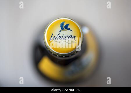 TIMISOARA, Romania - Ottobre 04, 2019: Close-up su un Licher Weizen birra tappo di bottiglia. Realizzato in Germania Foto Stock