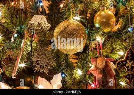 Albero di Natale con ornamenti e luci Foto Stock