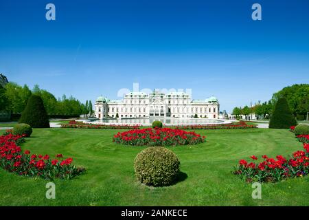 VIENNA, Austria - 21 Aprile 2018: il Palazzo del Belvedere e il giardino di Vienna in Austria. Edificio storico complesso di palazzi barocchi la parte superiore e inferiore Foto Stock