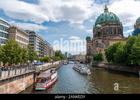 Gite in barca sulla Sprea presso la Cattedrale di Berlino, Berlino, Germania Foto Stock