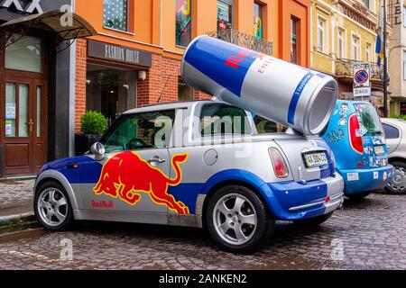 Uzhhorod, Ucraina - 14 LUG 2013: Red Bull Mini Cooper pubblicità auto con una lattina di energy drink dietro. fancy auto tuning usato per la promozione. adver umido Foto Stock