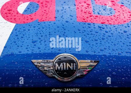 Uzhhorod, Ucraina - 14 LUG 2013: Red Bull Mini Cooper pubblicità logo auto. fancy auto tuning usato per la promozione. umido veicolo pubblicitario dopo la ra Foto Stock