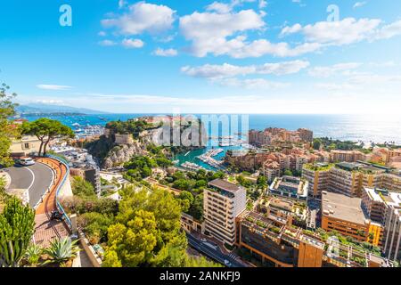 Vista del Mare Mediterraneo, la marina, il porto, la città di Monte Carlo e a Fontvieille, e la roccia del Monte Carlo, Monaco, da giardini esotici Foto Stock