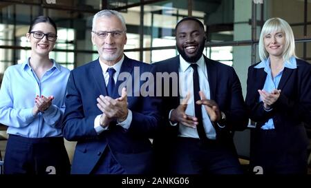 Gruppo multietnico di business la gente applaude cercando fotocamera, congratulazioni Foto Stock