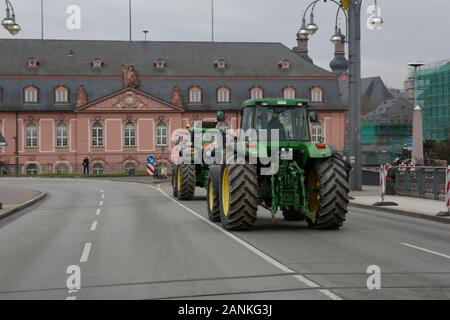 Mainz, Germania. Il 17 gennaio 2020. Trattori cross Theodor-Heuss-Bridge da Hesse in Mainz. Oltre 800 agricoltori con il loro trattore hanno protestato fuori del ZDF stazione TV in Mainz contro i mezzi di comunicazione della politica agricola. In seguito essi tentano di creare il mondo mobile più lunga catena del trattore mediante la guida dalla stazione TV attraverso Rhenish Hesse, per protestare contro le nuove norme di fertilizzanti. Foto Stock