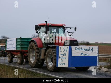 Mainz, Germania. Il 17 gennaio 2020. I trattori sono la guida in una catena attraverso la Hesse renana. Oltre 800 agricoltori con il loro trattore hanno protestato fuori del ZDF stazione TV in Mainz contro i mezzi di comunicazione della politica agricola. In seguito essi tentano di creare il mondo mobile più lunga catena del trattore mediante la guida dalla stazione TV attraverso Rhenish Hesse, per protestare contro le nuove norme di fertilizzanti. Foto Stock