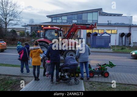 Mainz, Germania. Il 17 gennaio 2020. Alcune persone si sono schierati lungo la strada per guardare e sostenere la protesta. Oltre 800 agricoltori con il loro trattore hanno protestato fuori del ZDF stazione TV in Mainz contro i mezzi di comunicazione della politica agricola. In seguito essi tentano di creare il mondo mobile più lunga catena del trattore mediante la guida dalla stazione TV attraverso Rhenish Hesse, per protestare contro le nuove norme di fertilizzanti. Foto Stock
