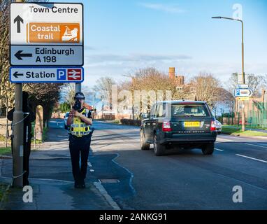 Taglio di cartone del traffico poliziotta con la velocità della telecamera in strada, North Berwick, East Lothian, Scozia, Regno Unito Foto Stock