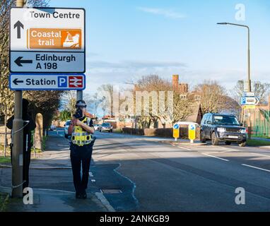 Taglio di cartone del traffico poliziotta con la velocità della telecamera in strada, North Berwick, East Lothian, Scozia, Regno Unito Foto Stock