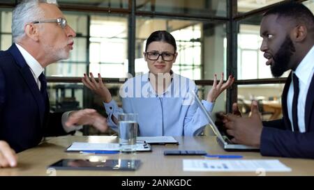 Dipendente di giovani affetti da colleghi emotivo in ufficio, confronto Foto Stock